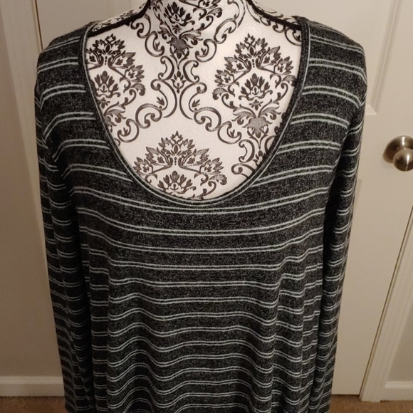 Lularoe Sweater Material Lynnae - Picture 2 of 6